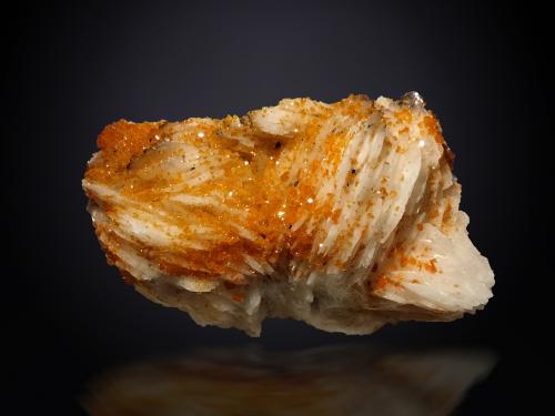 Vanadinite and Baryte<br />Mibladen (distrito minero Mibladen), Midelt, Provincia Midelt, Región Drâa-Tafilalet, Marruecos<br />54 mm x 32 mm x 28 mm<br /> (Author: Firmo Espinar)