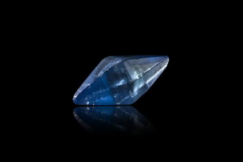 Corundum (variety sapphire)<br />Ratnapura, Distrito Ratnapura, Provincia Sabaragamuwa, Sri Lanka<br />2.5 x 1 x 1 cm<br /> (Author: MIM Museum)