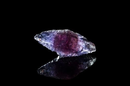 Corundum (variety sapphire)<br />Mogok, Distrito Pyin-Oo-Lwin, Región Mandalay (Division Mandalay), Myanmar (Burma)<br />5 x 2 x 2 cm<br /> (Author: MIM Museum)