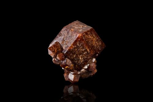 Grossular<br />Región Kayes, Mali<br />6 x 5 x 6.5 cm / main crystal: 5.6 cm<br /> (Author: MIM Museum)