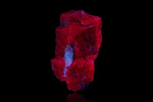 Corundum (variety ruby) with Calcite<br />Mogok, Distrito Pyin-Oo-Lwin, Región Mandalay (Division Mandalay), Myanmar (Burma)<br />4.5 x 3.5 x 7 cm<br /> (Author: MIM Museum)