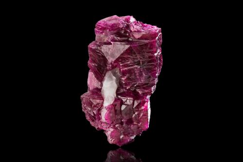 Corundum (variety ruby) with Calcite<br />Mogok, Distrito Pyin-Oo-Lwin, Región Mandalay (Division Mandalay), Myanmar (Burma)<br />4.5 x 3.5 x 7 cm<br /> (Author: MIM Museum)