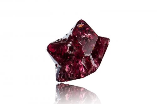 Spinel<br />Mogok, Distrito Pyin-Oo-Lwin, Región Mandalay (Division Mandalay), Myanmar (Burma)<br />2.5 x 2 x 2 cm<br /> (Author: MIM Museum)