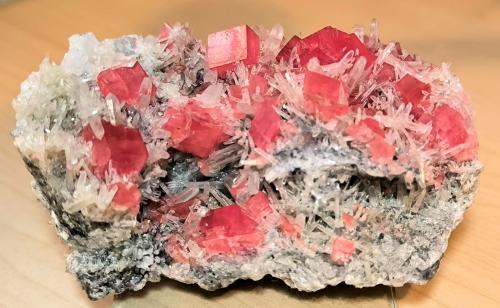 Rhodochrosite, Quartz<br />Mina Sweet Home, Hedgehog pocket, desvío realce principal, Monte Bross, Distrito Alma, Condado Park, Colorado, USA<br />91 mm x 57 mm x 45 mm. Largest crystal size: 10 mm on edge.<br /> (Author: Carles Millan)