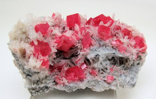 Rhodochrosite, Quartz<br />Mina Sweet Home, Hedgehog pocket, desvío realce principal, Monte Bross, Distrito Alma, Condado Park, Colorado, USA<br />91 mm x 57 mm x 45 mm. Largest crystal size: 10 mm on edge.<br /> (Author: Carles Millan)