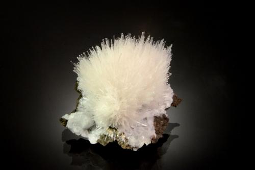 Natrolite<br />Pozo Robertson, Dayton, Condado Mason, Washington, USA<br />4.4 x 3.5 x 3.6 cm<br /> (Author: Michael Shaw)