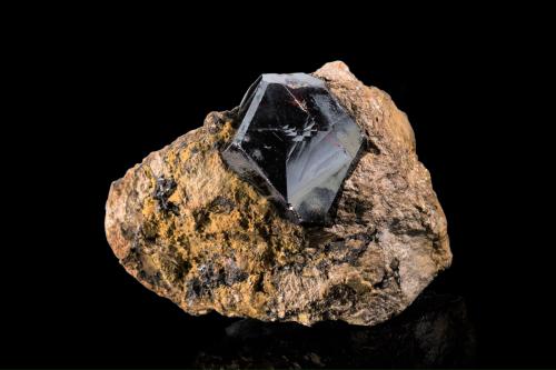 Rutile<br />Concesión Moreau, Zona Mina Champion, Pico White Mountain, Montes White, Condado Mono, California, USA<br />9.5 x 5 x 6.5 cm / main crystal: 4.3 cm<br /> (Author: MIM Museum)