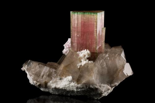 Elbaite with Quartz (variety smoky) and 'lepidolite'<br />Paprok, Distrito Kamdesh, Provincia Nuristan, Afganistán<br />19 x 14 x 14.5 cm / main crystal: 9.2 cm.<br /> (Author: MIM Museum)