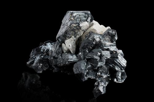 Hematite with Orthoclase (variety adularia)<br />Fibbia, Fontana, Macizo Central San Gotardo, Leventina, Ticino (Tessin), Suiza<br />13 x 10 x 8 cm / main crystal: 5.6 cm<br /> (Author: MIM Museum)