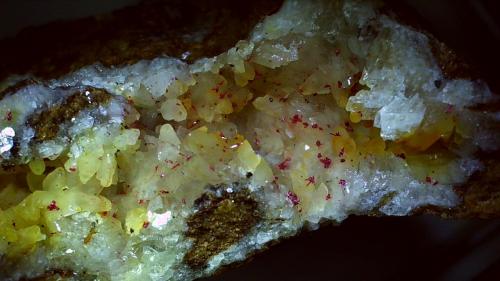 Cinnabar, Dolomite<br />Vogelhalt, Leogang, Distrito Zell am See, Salzburgo/Salzburg, Austria<br />3,5 x 2 cm<br /> (Author: Volkmar Stingl)