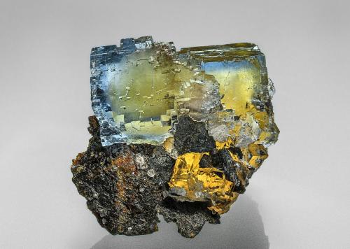 Fluorite, Sphalerite<br />Mina Minerva I, Grupo Ozark-Mahoning, Sub-Distrito Cave-in-Rock, Condado Hardin, Illinois, USA<br />7.0 x 6.5 cm<br /> (Author: am mizunaka)