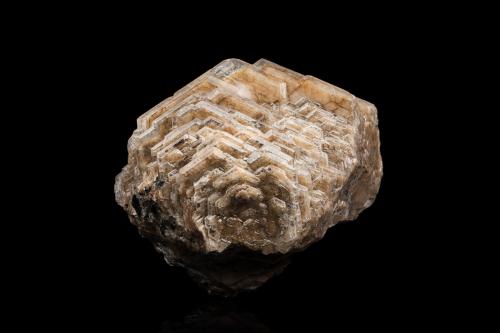 Catapleiite<br />Cantera Poudrette, Mont Saint-Hilaire, La Vallée-du-Richelieu RCM, Montérégie, Québec, Canadá<br />11 x 4.5 x 10 cm / main crystal: 6 cm<br /> (Author: MIM Museum)