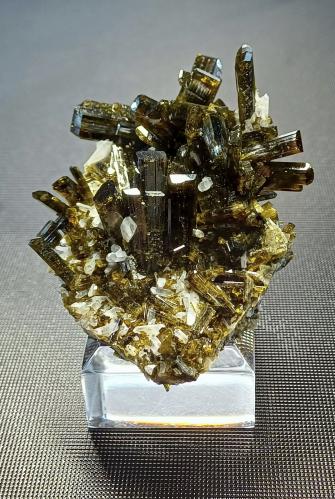 Epidote<br />Monte San Felipe, Caserío Tablacucho, Distrito Cascas, Provincia Gran Chimu, Departamento La Libertad, Perú<br />75mm x 55mm x 40mm<br /> (Author: Philippe Durand)