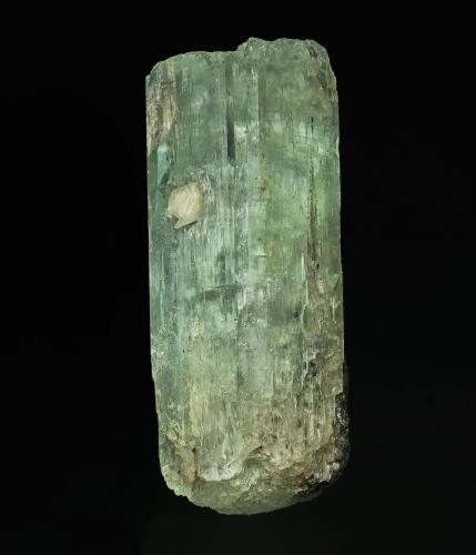 Beryl (variety aquamarine), Quartz<br />Mina Heffernan Bros wolfram, Condado Gough, Nueva Gales del Sur, Australia<br />4.5 x 2.0 cm<br /> (Author: am mizunaka)