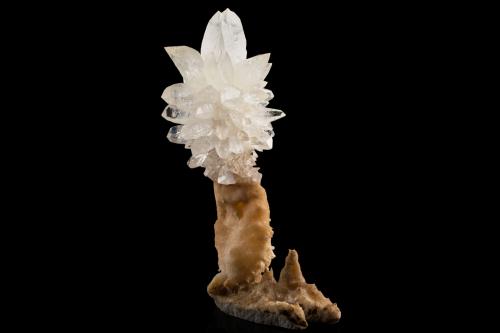 Calcite<br />Nandan, Prefectura Hechi, Región Autónoma Guangxi Zhuang, China<br />18 x 13 x 28 cm / main crystal: 6.3 cm<br /> (Author: MIM Museum)