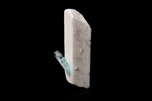 Beryl (variety aquamarine) on Orthoclase<br />Chhappu, Distrito Shigar, Gilgit-Baltistan (Áreas del Norte), Paquistán<br />10 x 7 x 23.5 cm / main crystal: 8.5 cm<br /> (Author: MIM Museum)