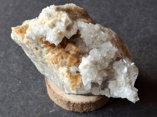 Fluorite, Calcite<br />Cantera Orismühle, Seltisberg, Distrito Liestal, Basel-Landschaft, Suiza<br />7,5 x 4 cm<br /> (Author: Volkmar Stingl)