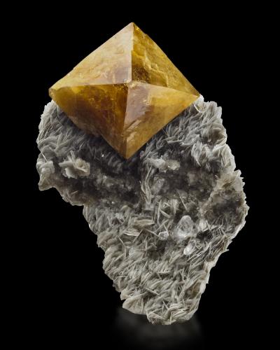 Scheelite<br />Mina Pingwu, Huya, Monte Xuebaoding, Pingwu, Prefectura Mianyang, Provincia Sichuan, China<br />10 x 8.5 x 15 cm / main crystal: 7.3 cm.<br /> (Author: MIM Museum)