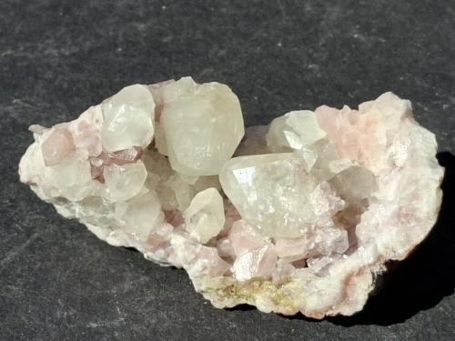 Calcite on Quarz (variety "pink Amethyst")<br />Área "Choique", Departamento Pehuenches, Provincia del Neuquén, Argentina<br />5,5 x 3 cm<br /> (Author: Volkmar Stingl)