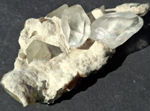 Calcite on Mordenite<br />Distrito Ahmadnagar, Maharashtra, India<br />8 x 4,5 cm<br /> (Author: Volkmar Stingl)