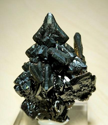 Descloizite<br />Berg Aukas, Distrito Grootfontein, Región Otjozondjupa, Namibia<br />60 mm × 45 mm. Largest crystal: 18 mm on edge. Mass: 83 g.<br /> (Author: Carles Millan)