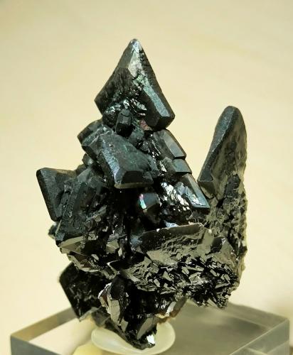 Descloizite<br />Berg Aukas, Distrito Grootfontein, Región Otjozondjupa, Namibia<br />60 mm × 45 mm. Largest crystal: 18 mm on edge. Mass: 83 g.<br /> (Author: Carles Millan)