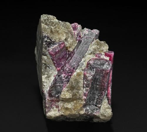 Elbaite<br />Pegmatita Haapaluoma, Seinäjoki, Municipio Seinäjoki, Ostrobotnia del Sur, Finlandia<br />7.6 x 7.3 cm<br /> (Author: am mizunaka)