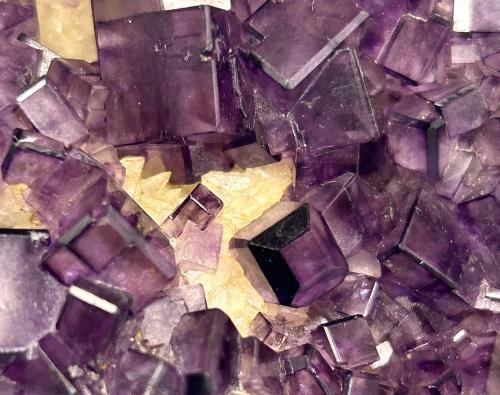 Fluorita<br />Filón Josefa-Veneros, nivel 75, Coroña de Arriba-La Collada, zona minera de La Collada, Siero, Comarca Oviedo, Principado de Asturias (Asturias), España<br /><br /> (Autor: castrominerals)