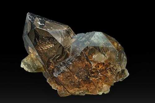 Quartz (variety smoky quartz)<br />Mont Blanc, Chamonix, Haute-Savoie, Auvergne-Rhône-Alpes, Francia<br />8.1 x 6.4 cm<br /> (Author: am mizunaka)