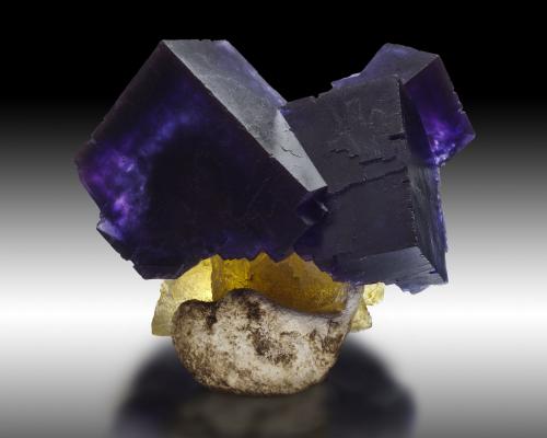 Fluorite, Baryte<br />Mina Annabel Lee, nivel sub-Rosiclare, Sub-Distrito Harris Creek, Condado Hardin, Illinois, USA<br />15.5 x 16.5 x 11 cm / main crystal: 11.2 cm<br /> (Author: MIM Museum)