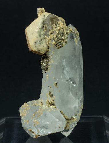 Siderita con Cuarzo y Pirita<br />Minas da Panasqueira, Aldeia de São Francisco de Assis, Covilhã, Castelo Branco, Cova da Beira, Centro, Portugal<br />6.3 × 2.9 × 2.9 cm<br /> (Autor: Jordi Fabre)