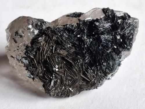 Quartz (variety smokey Quartz), Hematite<br />Kleines Furkahorn, Furka Pass area, Oberwald, Obergoms, Goms, Wallis (Valais), Switzerland<br />4 x 3 cm<br /> (Author: Volkmar Stingl)