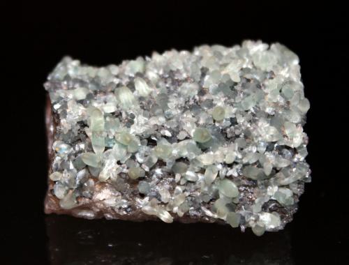 Smithsonite, Cerussite<br />Broken Hill, Condado Yancowinna, Nueva Gales del Sur, Australia<br />4 x 3.4 x 2.3 cm<br /> (Author: Don Lum)