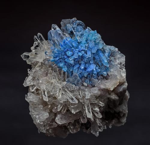 Quartz, Papagoite<br />Mina Messina, Musina (Messina), Distrito Vhembe, Provincia Limpopo, Sudáfrica<br />6.5 x 7.5 cm<br /> (Author: am mizunaka)