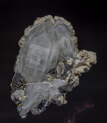 Quartz, Scheelite, Arsenopyrite<br />Mina Yaogangxian, Yizhang, Prefectura Chenzhou, Provincia Hunan, China<br />9.0 x 9.6 cm<br /> (Author: am mizunaka)