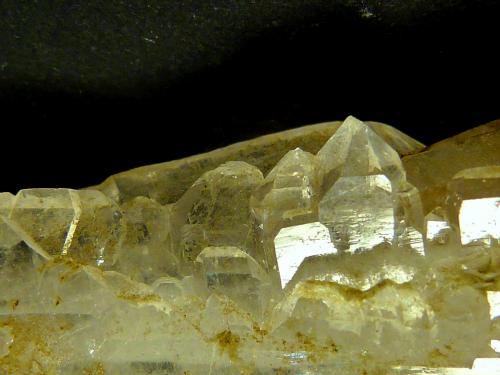 Cuarzo<br />Arondu, Valle Basha, Distrito Shigar, Gilgit-Baltistan (Áreas del Norte), Paquistán<br />Cristal laminar: 4,5 x 2 x 1 cm. Cristal escalonado: 6 x 1,5 x 1 cm.<br /> (Autor: Felipe Abolafia)