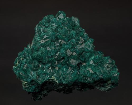 Dioptase<br />Mina Tantara, Shinkolobwe, Cinturón de cobre de Katanga, Katanga (Shaba), República Democrática del Congo (Zaire)<br />7.2 x 5.6 cm<br /> (Author: am mizunaka)