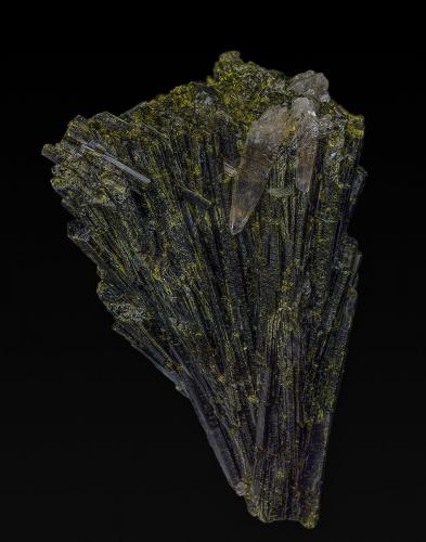 Epidote, Quartz<br />Concesión Julie (Concesión Lola), Distrito Hawthorne, Mineral County, Nevada, USA<br />8.9 x 5.0 cm<br /> (Author: am mizunaka)