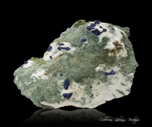 Benitoita<br />Mina California State Gem (Benitoite Gem Mine), Zona San Benito River headwaters, Pico Santa Rita, Distrito New Idria, Condado San Benito, California, USA<br />112 x 78 x 24 mm.<br /> (Autor: Rafael Galiana)