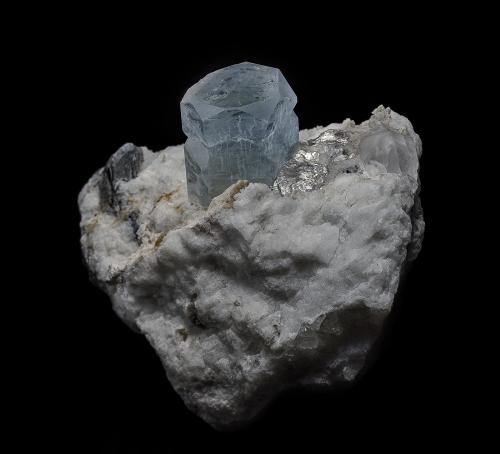 Beryl (variety aquamarine), Quartz, Muscovite<br />Pico Shah Nassir, Nyet Bruk, Distrito Shigar, Gilgit-Baltistan (Áreas del Norte), Paquistán<br />7.3 x 6.2 cm<br /> (Author: am mizunaka)