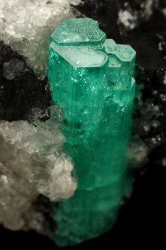 Beryl (variety emerald), Calcite<br />Muzo (distrito minero), Cinturón Esmeraldífero Occidental, Departamento Boyacá, Colombia<br />58x31x34mm, xl aggregate=25x8mm<br /> (Author: Fiebre Verde)