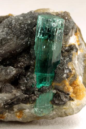 Beryl (variety emerald), Calcite<br />Muzo (distrito minero), Cinturón Esmeraldífero Occidental, Departamento Boyacá, Colombia<br />62x27x39mm, original xl=25mm<br /> (Author: Fiebre Verde)