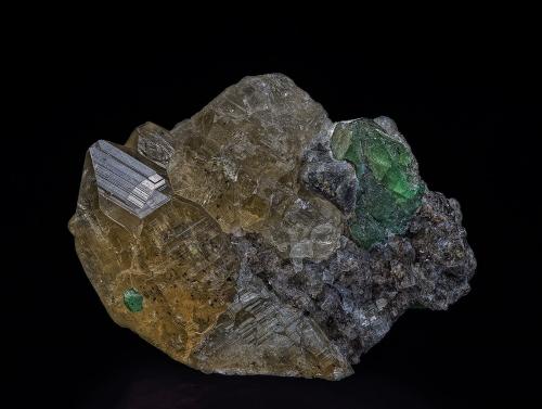 Quartz, Beryl (variety emerald)<br />Mina Rist, Hiddenite, Condado Alexander, North Carolina, USA<br />3.3 x 3.3 x 1.6 cm<br /> (Author: am mizunaka)