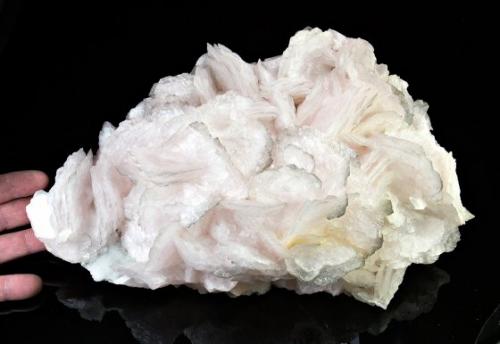 Calcite<br />Mina Manaoshan, Dongpo, Distrito Yizhang, Prefectura Chenzhou, Provincia Hunan, China<br />310 X 220 X 70<br /> (Author: Robert Seitz)