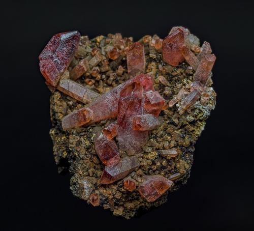 Rhodochrosite, Hübnerite<br />Distrito Santa Eulalia, Municipio Aquiles Serdán, Chihuahua, México<br />4.4 x 3.7 cm<br /> (Author: am mizunaka)