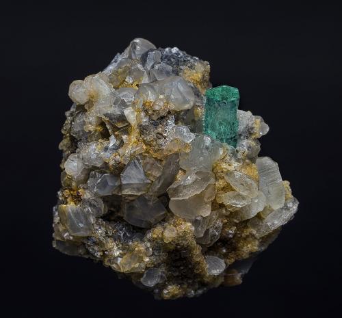 Beryl (variety emerald), Calcite<br />Chivor (distrito minero), Municipio Chivor, Cinturón Esmeraldífero Oriental, Departamento Boyacá, Colombia<br />4.0 x 3.9 cm<br /> (Author: am mizunaka)