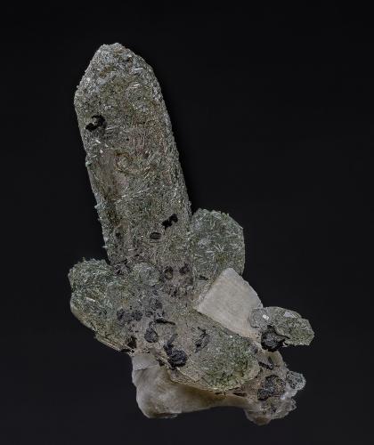 Quartz, Aegirine, Feldspar<br />Monte Malosa, Distrito Zomba, Malawi<br />5.3 x 2.5 cm<br /> (Author: am mizunaka)