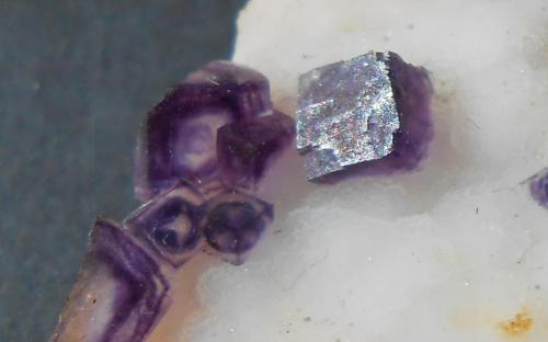 Fluorita<br />Distrito Namakwa (Namaqualand), Provincia Septentrional del Cabo, Sudáfrica<br />3,5 x 3 x 1 cm<br /> (Autor: Antonio Alcaide)