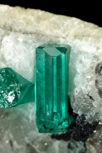 Beryl (variety emerald), Calcite<br />Gachalá (distrito minero), Municipio Gachalá, Cinturón Esmeraldífero Oriental, Departamento Cundinamarca, Colombia<br />39x27x25mm, main xl=11mm<br /> (Author: Fiebre Verde)