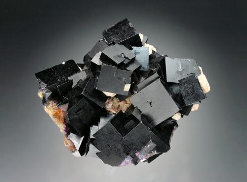 Fluorite<br />Mina Malwine, filón Bergmännisch Glück Flacher, Pozo Wismut 29b, Frohnau, Annaberg-Buchholz, Distrito Annaberg, Erzgebirgskreis, Sajonia/Sachsen, Alemania<br />10x7x6 cm overall size<br /> (Author: Jesse Fisher)